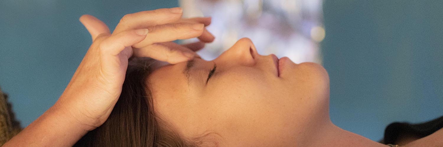 Healing touch on the forehead for reiki energy work.